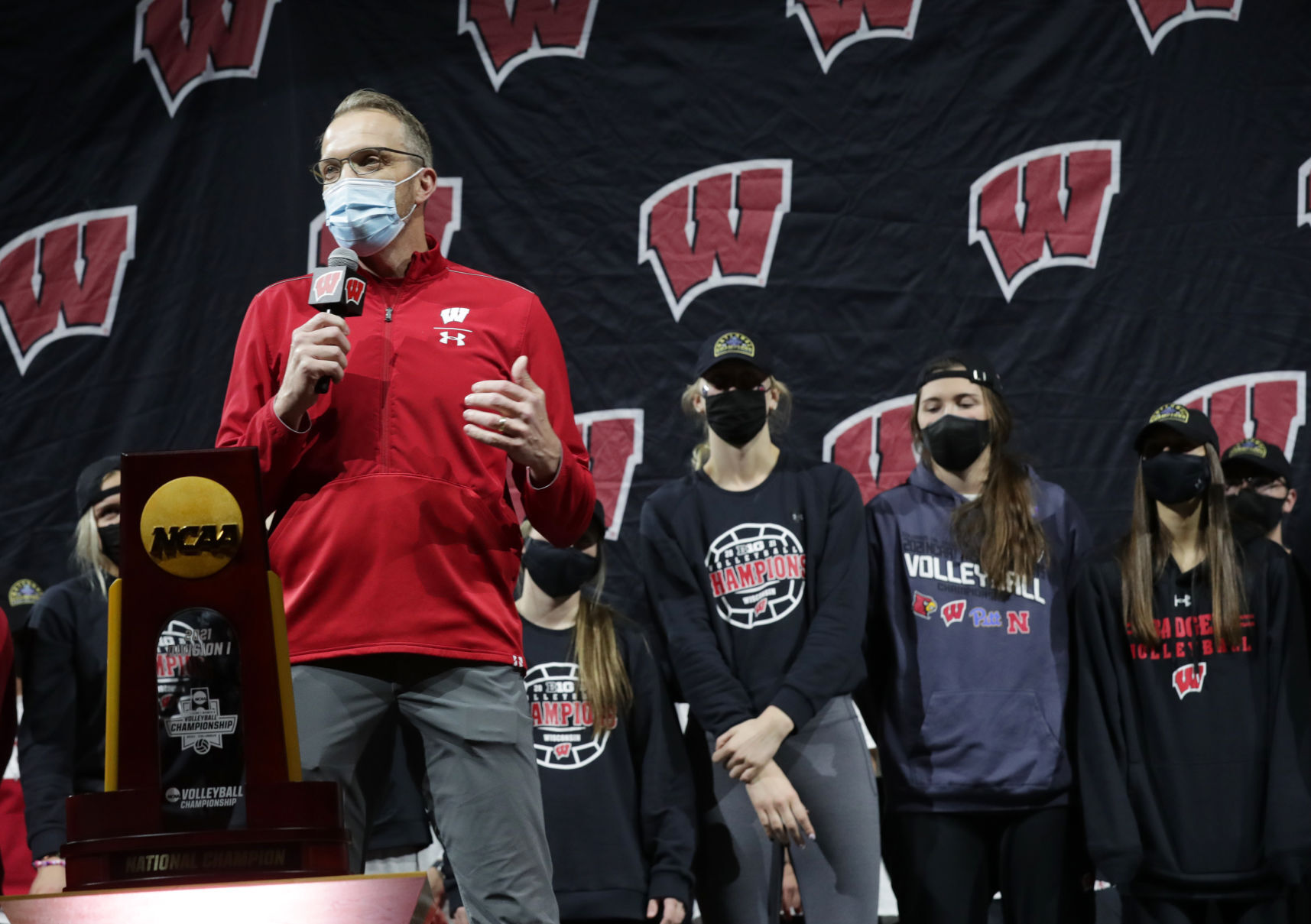 20211219_12_UWVballChamps_0756_AJA.JPG